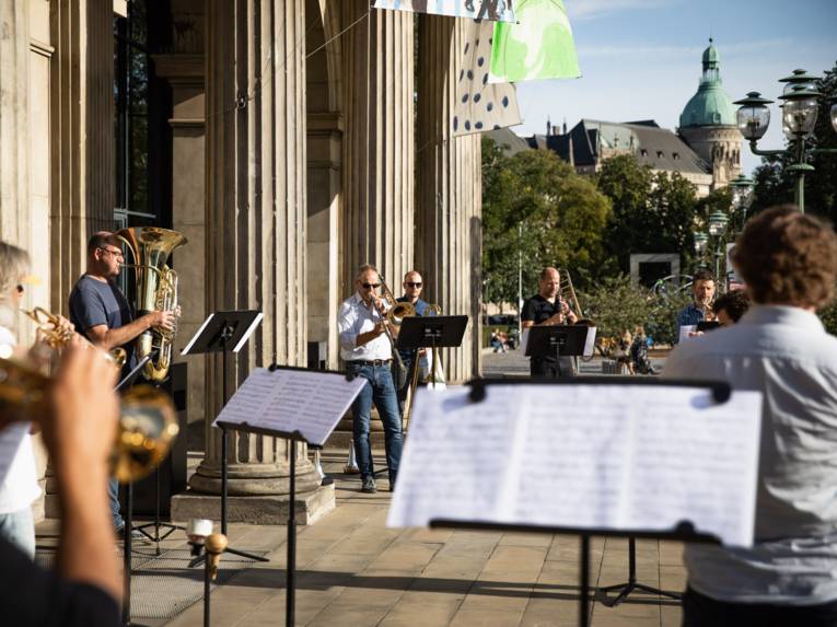 Menschen im öffentlichen Raum, die Musik lauschen.